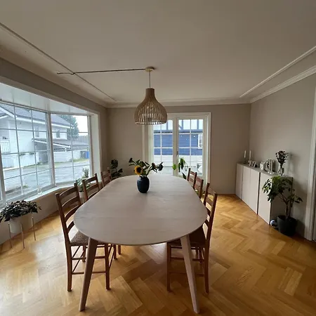 Large House With Garage, Bar, Gym, Summer Living *