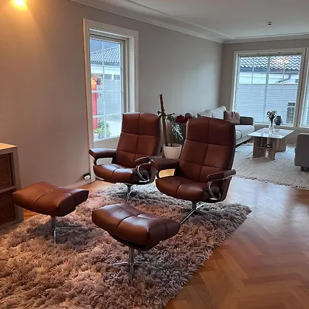 Large House With Garage, Bar, Gym, Summer Living *